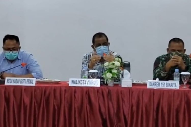 Wali Kota Ambon, Richard Louhenapessy (kanan) didampingi Sekretaris Daerah Maluku, Kasrul Selang dan Danrem 151 Binaya Brigjen TNI Arnold AP Ritiauw saat memberikan keterangan kepada waratwan, Sabtu (18/7/2020)