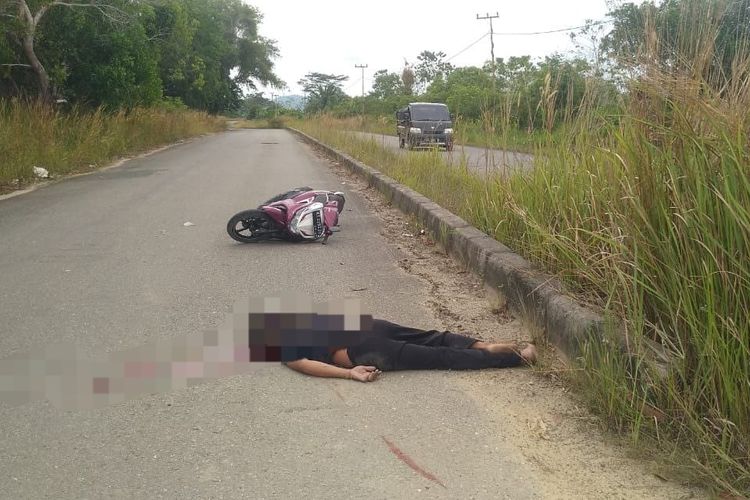 Salah satu korban laka lantas yang tewas di tkp di jalan Simpang Lapas Nunukan Kaltara. Dua korban berboncengan dan terpelanting setelah menabrak median jalan