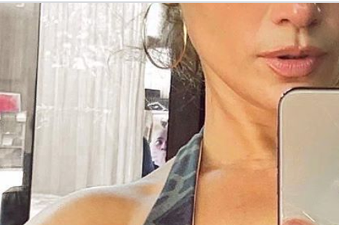 Terungkap, Sosok Pria Misterius di Belakang Foto Selfie J.Lo