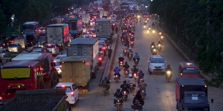 Pengendara motor berombongan mengambil jalur arah berlawan, untuk menghindari macet di Jalan Bekasi Raya, dari depan pabrik United Tractor hingga pertigaan Tipar Cakung, Jakarta Timur, Kamis (5/12). Suasana padat dan semerawut itu terjadi setiap jam pulang kantor. 