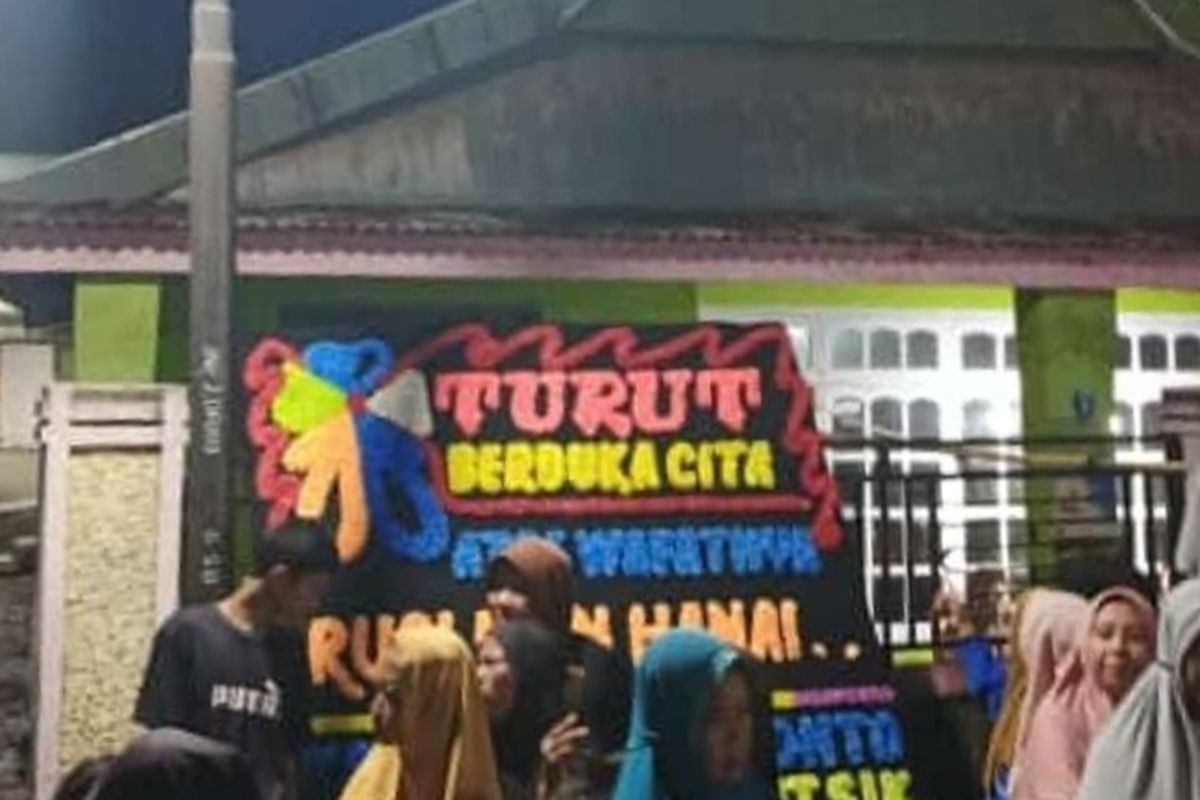 Sejumlah pelayat tengah menunggu kedatangan jenazah Rusli di kediaman orangtuanya di Kabupaten Jeneponto, Sulawesi Selatan. Rabu, (12/6/2024).