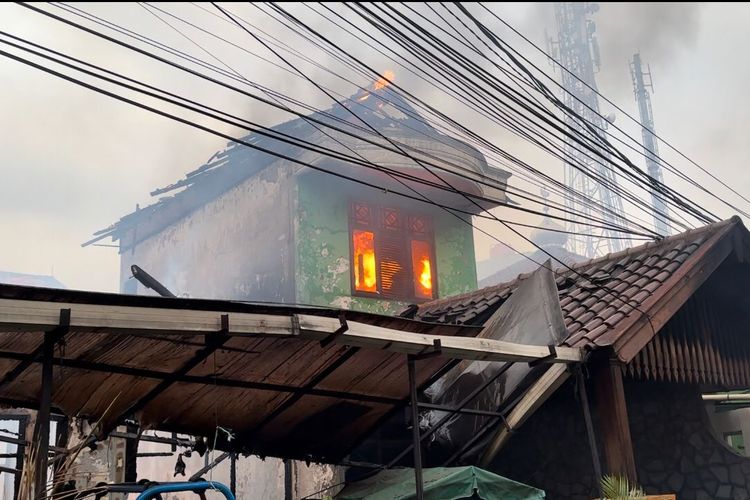 Sebuah rumah di Jalan Bango IV RT 009 RW 003, Pondok Labu, Cilandak, Jakarta Selatan terbakar, Selasa (26/9/2023) sore.
