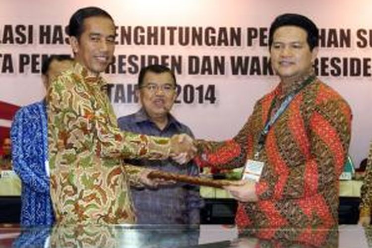 Joko Widodo dan Jusuf Kalla mendapatkan Surat Keputusan Penetapan Hasil Pemilu Presiden dari Ketua Komisi Pemilihan Umum Husni Kamil Malik (kanan) di Kantor KPU, Jakarta, Selasa (22/7/2014). 