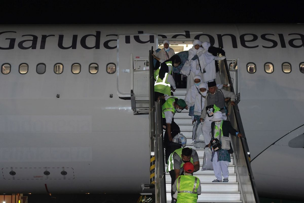 Jemaah haji asal Kabupaten Pati turun dari pesawat saat tiba di Bandara Adi Soemarmo, Boyolali, Jawa Tengah, Jumat (15/7/2022). Sebanyak 360 jamaah haji tergabung dalam kelompok terbang (kloter) pertama asal Kabupaten Pati tiba dengan selamat di Tanah Air. ANTARA FOTO/Aloysius Jarot Nugroho/pras.