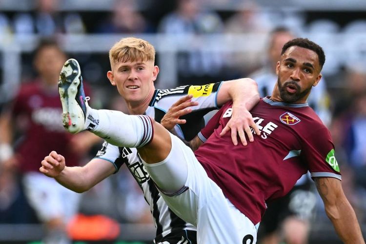 Newcastle United Tak Mau Lepas, Lewis Hall Minta Dijual ke Man United