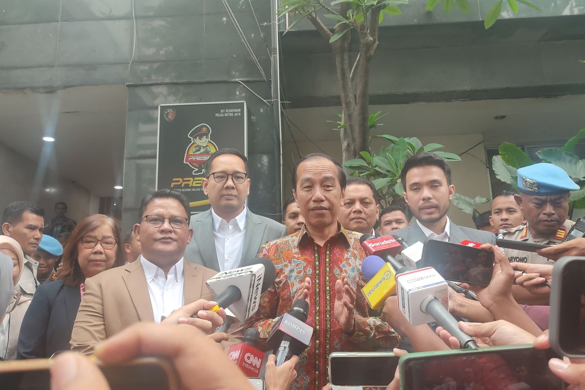 Jokowi usai menjalani pelaporan di Polda Metro Jaya, Rabu (30/4/2025)