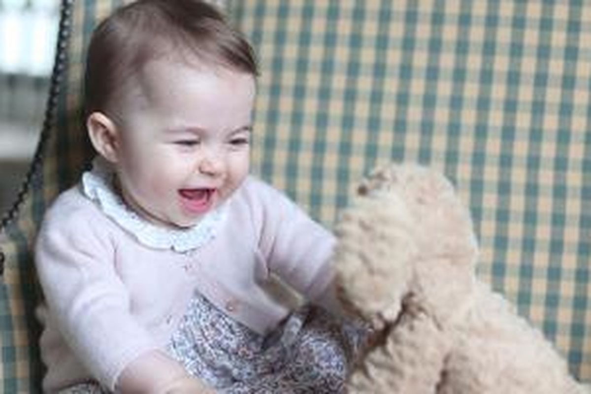 Foto Putri Charlotte berusia enam bulan dirilis oleh Kerajaan Kensington untuk publik. 