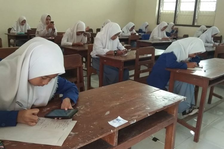 Proses USBN berbasis android di SMK Muhammadiyah, Kota Magelang, Jawa Tengah, Selasa (9/4/2019).