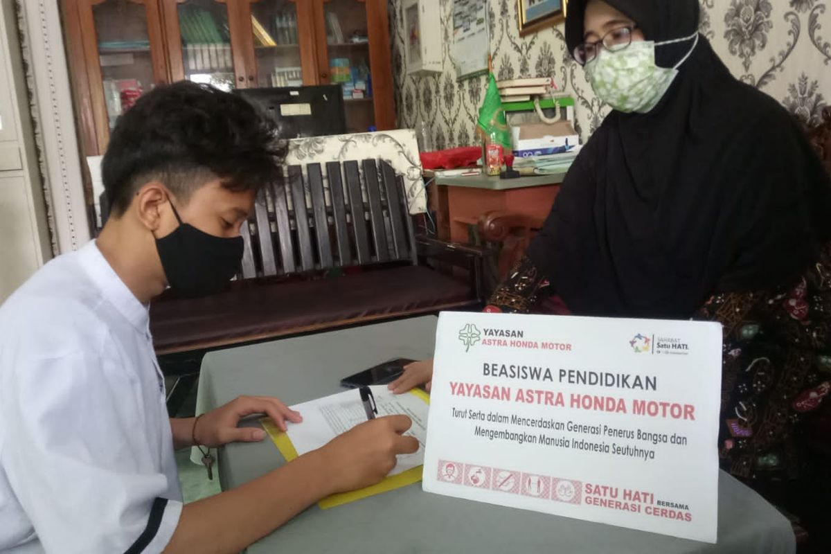 Memperingati Hari Sumpah Pemuda ke-93 Yayasan AHM menyalurkan beasiswa pendidikan kepada 297 siswa
