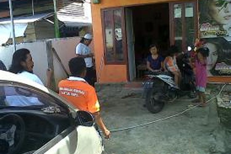 Rumah milik warga di Kabupaten Bone, Sulawesi Selatan ini dibobol maling yang mengaku seorang polisi. Selasa, (18/03/2014).