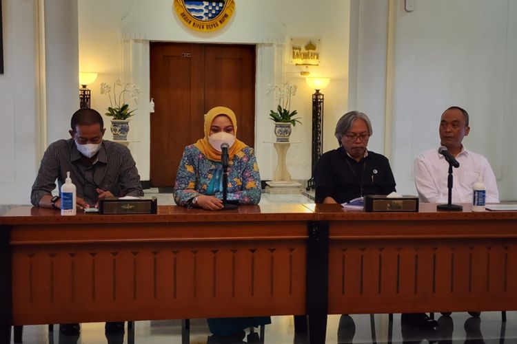 Kepala Biro Perekonomian Provinsi Jawa Barat Yuke Mauliani (tengah) saat memeberikan keterangan kepada media terkait masalah program Petani Milenial di Gedung Sate, Kota Bandung, Jawa Barat, Kamis (2/2/2023).