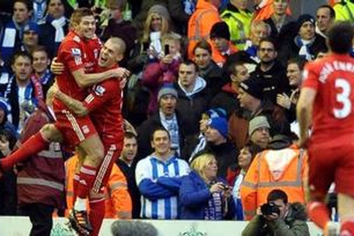 Steven Gerrard (kiri) dan Martin Skrtel merayakan gol ke gawang Brighton pada putaran ke-5 Piala FA, Minggu (19/2/2012). Liverpool akhirnya menang 6-1 dan lolos ke babak berikutnya.