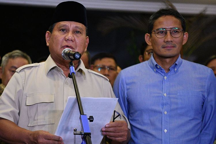 Calon Presiden dan Wakil Presiden nomor urut 02 Prabowo Subianto dan Sandiaga Uno memberikan keterangan pers terkait putusan MK tentang perselisihan hasil pemilihan umum (PHPU) Pilpres 2019 di Jakarta, Kamis (27/6/2019). Prabowo-Sandi menyatakan menghormati dan menerima putusan MK yang menolak gugatannya.