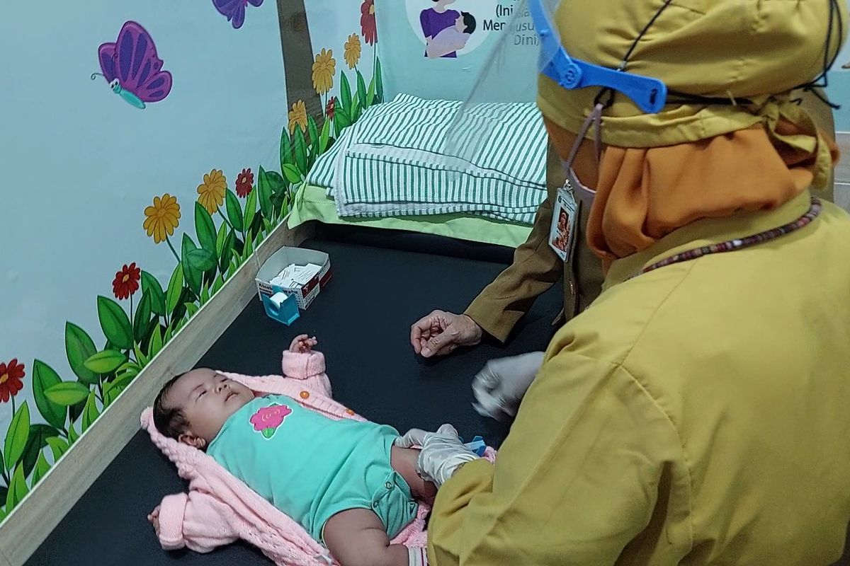 Seorang bayi berusia 2 bulan tengah divaksin Pneumococcal Conjugate Vaccine (PCV) di Puskesmas Kembangan, Jakarta Barat, Senin (12/9/2022).