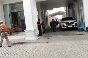 Rumah Mewah Diduga Milik Eks Wabup Sampang Digeledah Kejari, Sejumlah Dokumen Disita