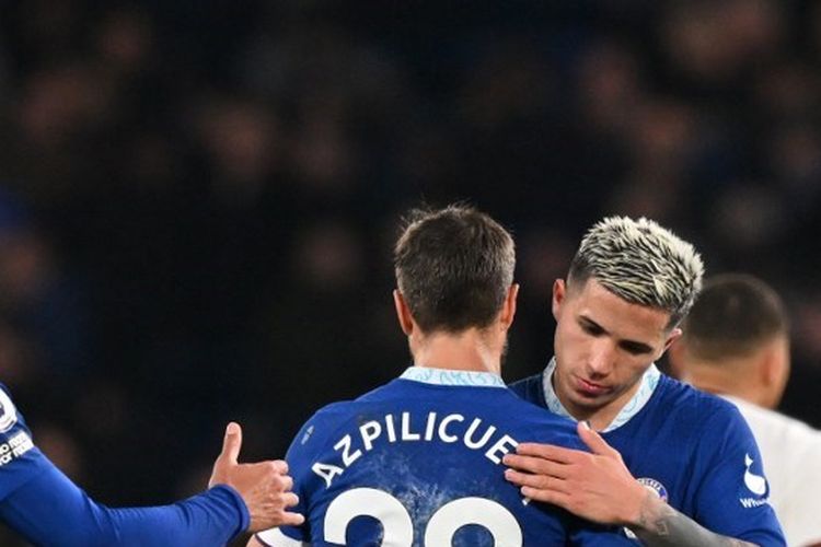 Pemain Chelsea Enzo Fernandez (kanan) dan Cesar Azpilicueta (kiri) seusai pertandingan melawan Fulham di Stadion Stamford Bridge, London, Sabtu (4/2/2023) dini hari WIB. Laga Chelsea vs Fulham itu berakhir dengan skor 0-0. Hasil ini menghambat upaya Chelsea untuk mendekati lima besar klasemen Liga Inggris 2022-2023. Selanjutnya, Chelsea akan melawan West Ham United pada pekan ke-23 Liga Inggris. Berdasarkan jadwal Liga Inggris, laga West Ham vs Chelsea akan berlangsung pada Sabtu (11/2/2023) pukul 19.30 WIB.