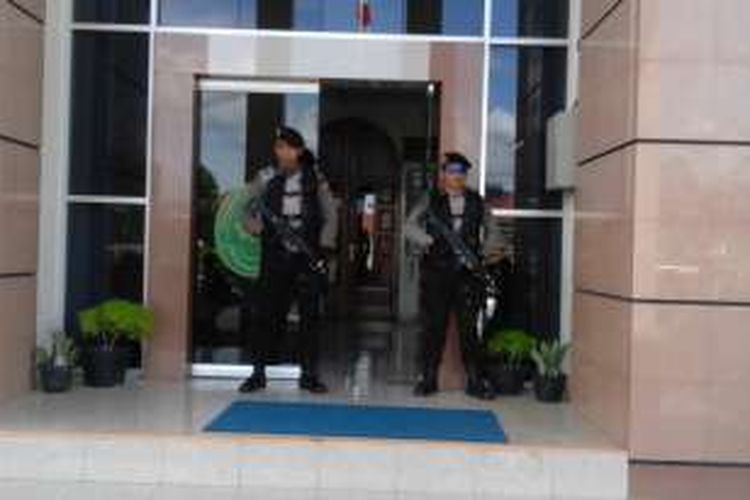 Polisi menjaga pintu masuk di PN Kepahiang
