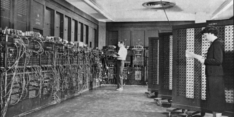 ENIAC (Electronic Numerical Integrator And Computer) di Philadelphia, Pennsylvania. Glen Beck (latar belakang) dan Betty Snyder (latar depan) memprogram ENIAC di gedung 328 di Ballistic Research Laboratory (BRL).