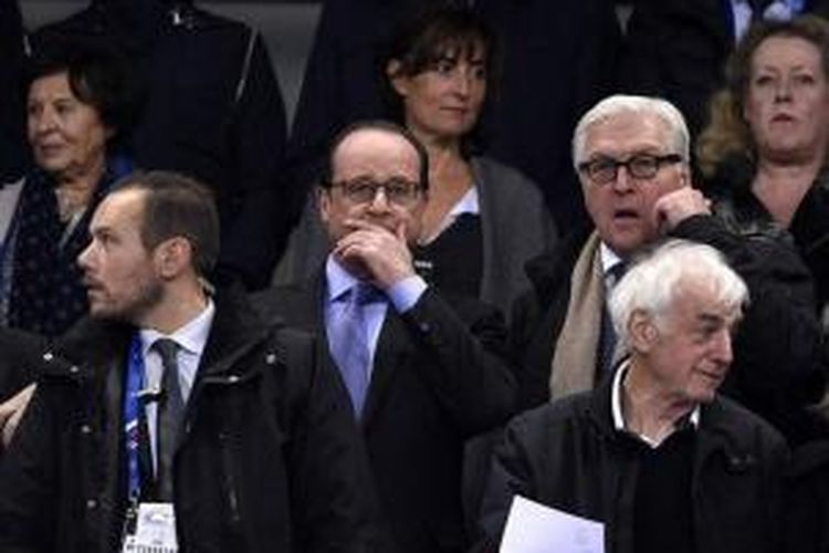Presiden Prancis Francois Hollande dievakuasi dari Stadion Stade de France setelah terjadinya ledakan bom dalam rangkaian serangan teroris di Paris, Jumat (13/11)