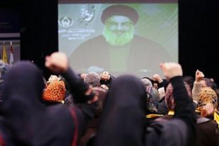 Pemimpin Hezbollah Lebanon Sayyed Hassan Nasrallah berbicara kepada pengikutnya melalui layar lebar dalam acara peringatan Maulid Nabi Muhammad, di Beirut, Lebanon, 9 Januari lalu.