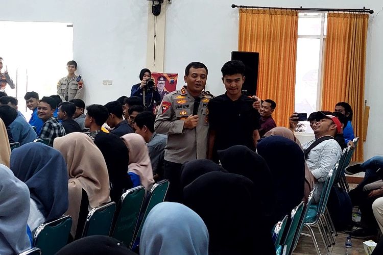 Kapolda Jawa Tengaj Irjen Pol Ahmad Luthfi saat berdiskusi dengan mahasiswa di Undaris, Rabu (24/4/2024).