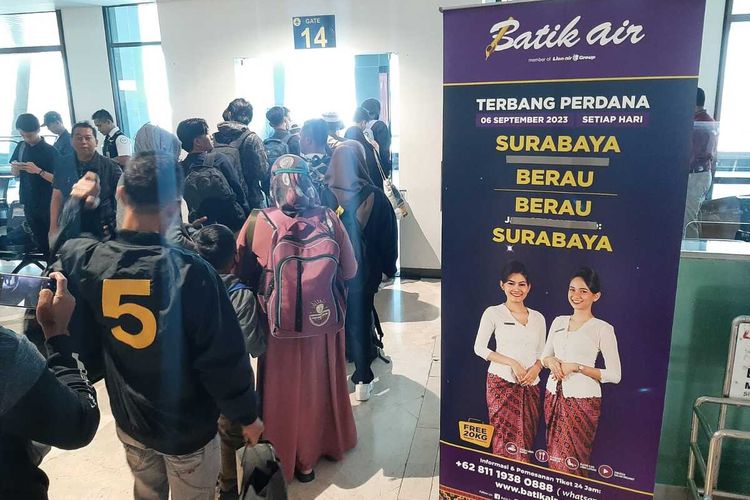 Penumpang penerbangan baru Batik Air rute Surabaya - Berau di Bandara Juanda Surabaya, Rabu (6/9/2023)