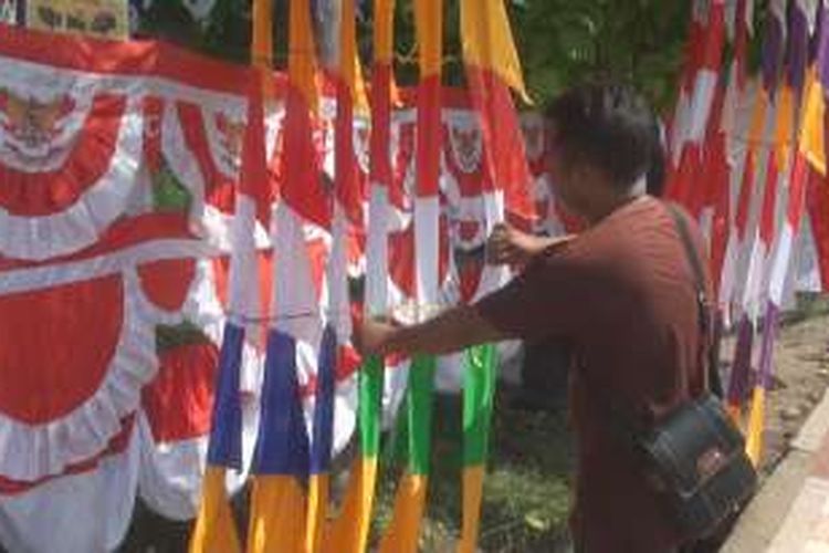 Yayan Sopian penjual bendera dan umbul-umbul asal Garut Jawa Barat yang menjajakan barang dagangannya hingga ke Kota Prabumulih Sumsel