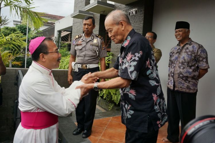 Buya Syafii Maarif saat menyambut kedatangan Uskup Agung Semarang Mgr Robertus Rubyatmoko.