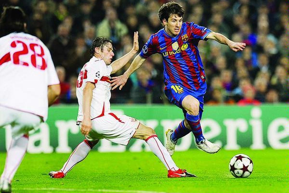 Dengan teknik menggiring bola yang luar biasa, penyerang Barcelona, Lionel Messi, memo- rakporandakan pertahanan Stuttgart yang dijaga Christian Traesch (tengah) pada laga Liga Champions di Nou Camp, Barcelona, Spanyol, Rabu (17/3). Barcelona menang 4-0.