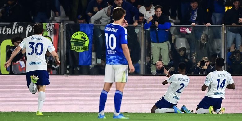 Bek Inter Milan, Denzel Dumfries, merayakan gol keempat timnya pada laga Serie A Italia antara Como dan Inter Milan di Stadion Giuseppe Sinigaglia di Como, pada bulan April.