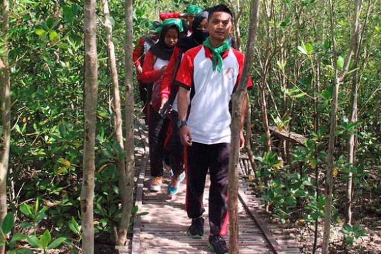 Siswa SMAN 07 Pontianak menyusuri Mempawah Mangrove Park (MMP) di Kabupaten Mempawah, Kalimantan Barat, Kamis (9/2/2017) siang. MMP merupakan kawasan pendidikan lingkungan yang dikelola Mempawah Mangrove Conservation.