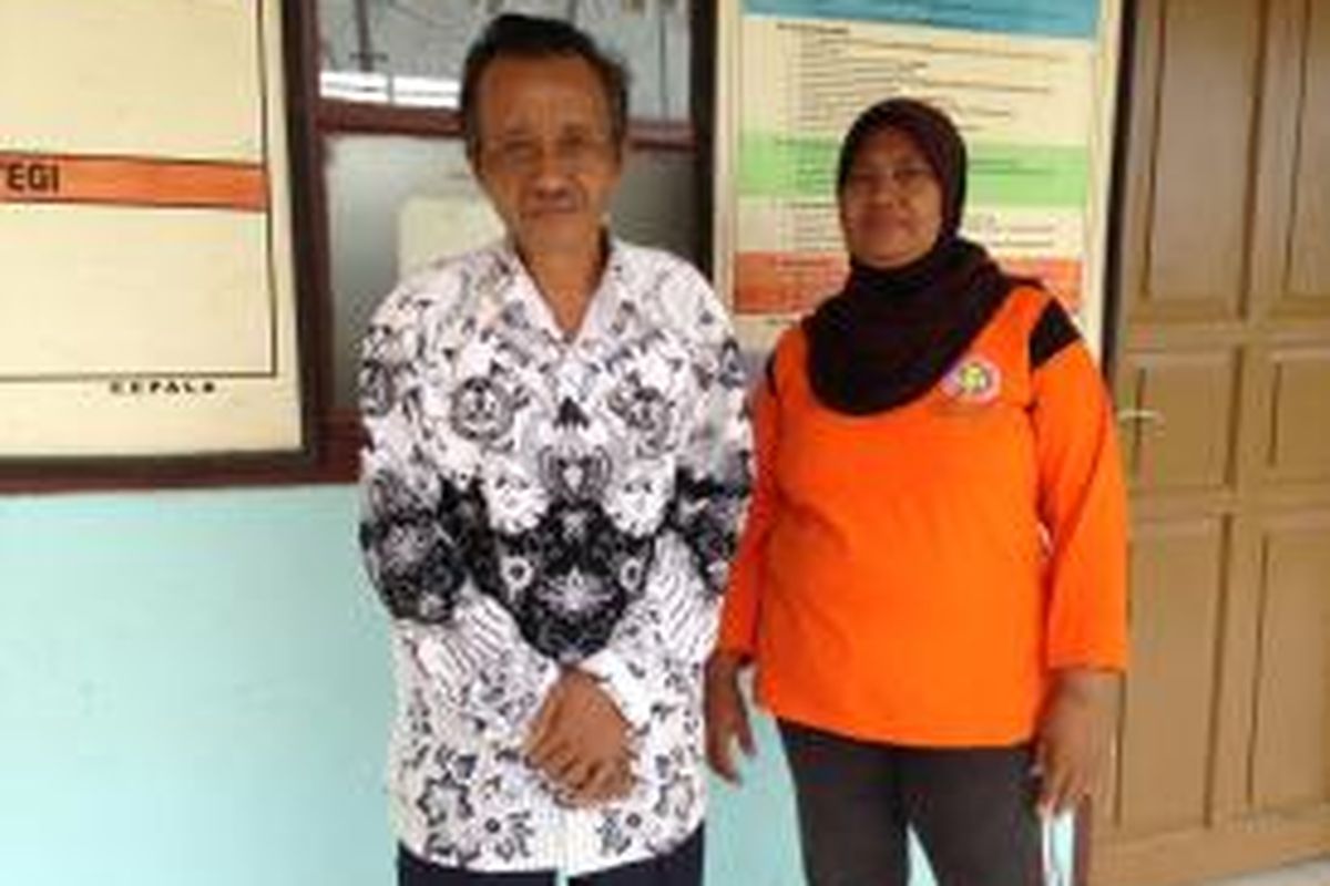 Surnaya (60) dan Panut Sukowati (59). Mereka adalah guru bantu dari Yogyakarta yang ditugaskan mengajar di sekolah-sekolah di Tangerang puluhan tahun lalu. Kini, mereka masih mengabdi di SD Negeri Cijantra II, Desa Cijantra, Kecamatan Pagedangan, Kabupaten Tangerang, Banten. Foto diambil pada Rabu (25/11/2015). 


