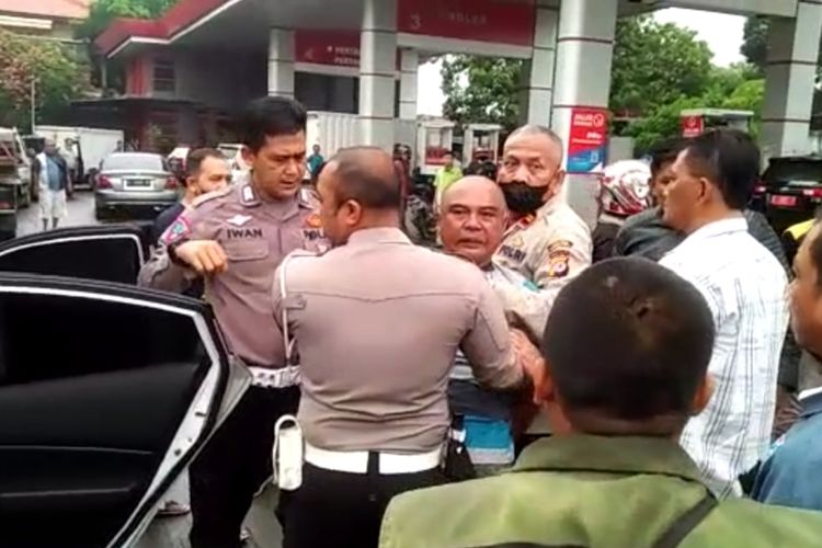 Petugas kepolisian mengamankan warga yang diduga membakar SPBU Tangkil, Kecamatan Gunung Jati, Kabupaten Cirebon, Jawa Barat, Kamis (8/9/2022)