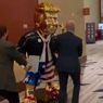 Viral Patung Emas Trump Muncul dengan Jas tapi Pakai Sandal Jepit