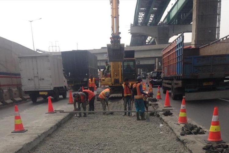 Perbaikan di ruas Tol Jakarta-Cikampek arah Jakarta tepatnya di KM 37+635 hingga KM 37+510 lajur 1.