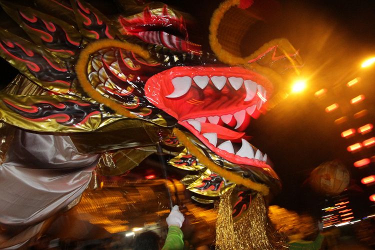 Kemeriahan Pawai Lampion dalam rangkaian puncak perayaan Imlek dan Cap Go Meh 2569 di Kota Singkawang, Kalimantan Barat, Rabu (28/2/2018).