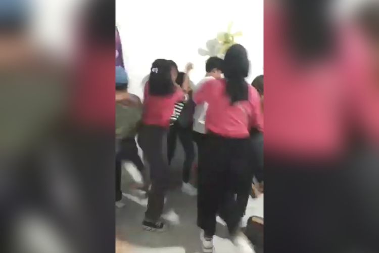 Potongan video sejumlah wanita berseragam merah muda keroyok ibu-ibu dalam rumahnya di perumahan Unhas Antang, Kecamatan Manggala, Kota Makassar, Sulsel.