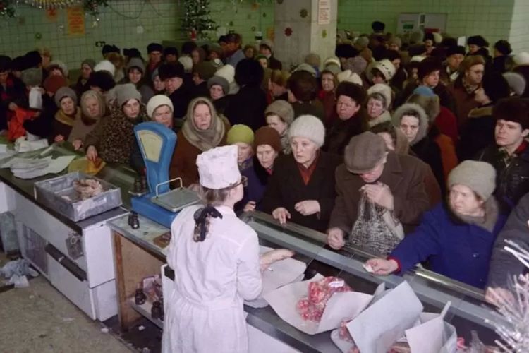 Kerumunan di sebuah toko di era Uni Soviet

