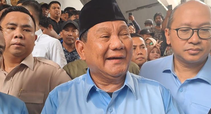 Bungkam, Prabowo Sempat Tertawa Kecil Saat Ditanya soal Desakan Mundur dari Menhan