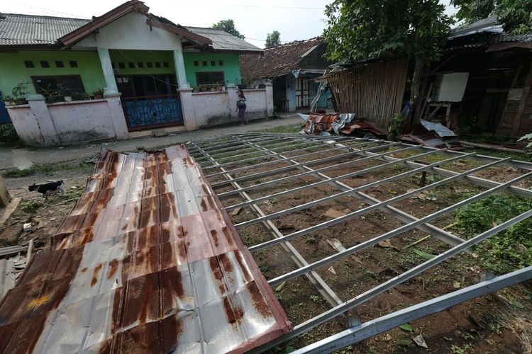 Atap rumah warga di Jalan Kebon Kopi RT 001 RW 007, Pengasinan, Sawangan, Depok, rusak akibat diterpa angin puting beliung terlihat Senin (10/10/2022). Kerusakan akibat puting beliung Minggu (9/10/2022) didominasi di bagian atap.