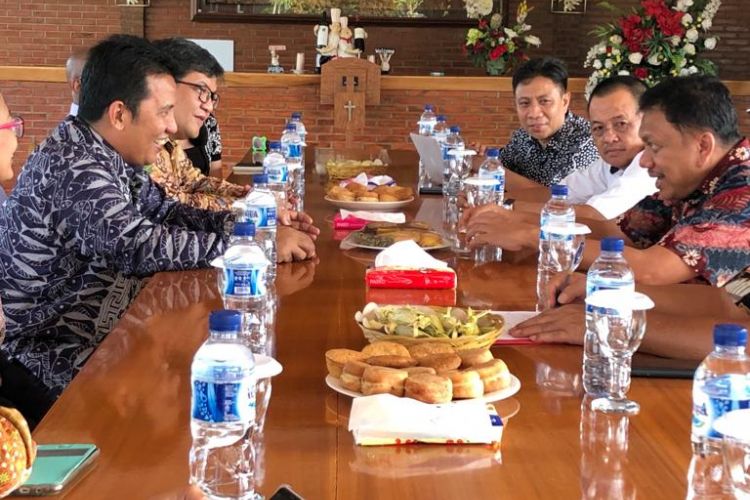 Gubernur Sulawesi Utara Olly Dondokambey (tengah) bertemu dengan perwakilan dari Coral Triangle Initiative (CTI) di Kolongan, Minahasa Utara, Kamis (15/11/2018).