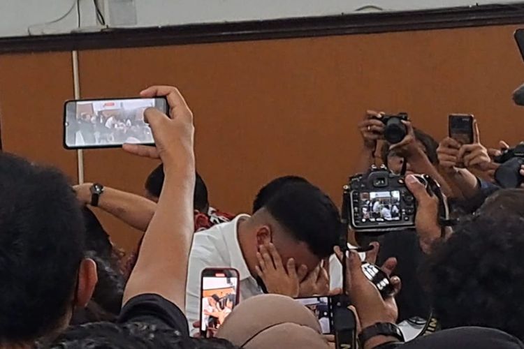 Momen Shane Lukas (19) menangis di ruang sidang usai mendengarkan putusan dari Majelis Hakim di Pengadilan Negeri Jakarta Selatan, Kamis (7/9/2023).