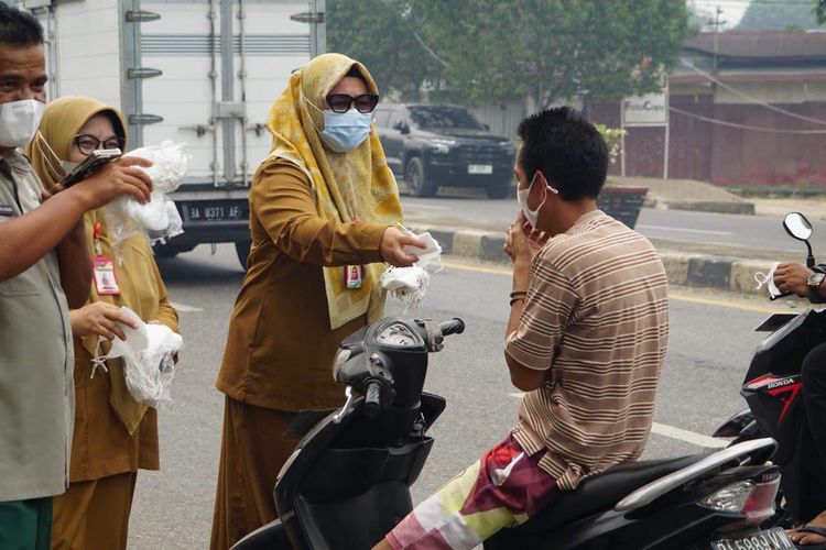 Kualitas Udara Dharmasraya Tidak Sehat, Pemkab Bagikan 50.000 Masker 
