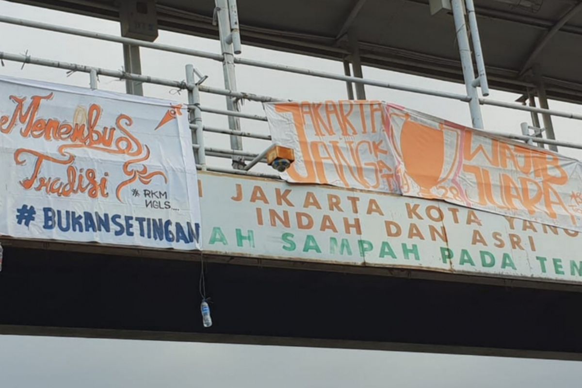 Spanduk dukungan untuk Persija di JPO halte transjakarta Tegalan, Matraman, Jakarta Timur, Kamis (7/12/2018)