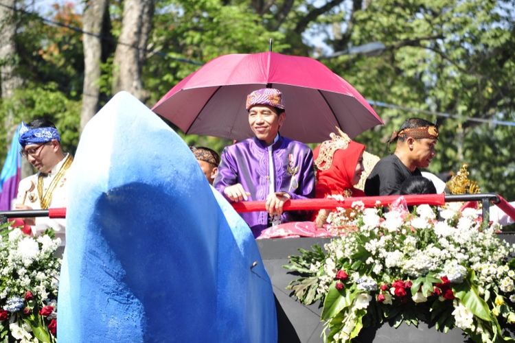 Presiden Joko Widodo saat menaiki kendaraan hias dalam Karnaval Kemerdekaan di Bandung, Jawa Barat, Sabtu (26/8/2017).