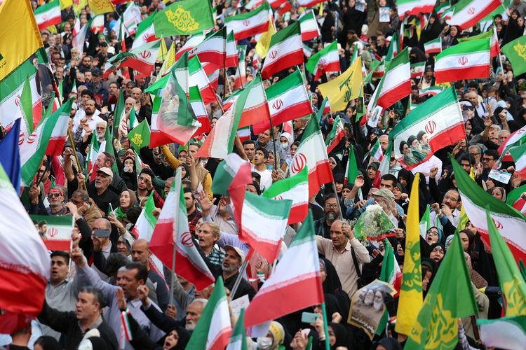 Warga mengibarkan bendera Iran dalam kampanye mendukung Pemimpin Tertinggi Ayatollah Mojtaba Khamenei di Teheran, 29 April 2026.
