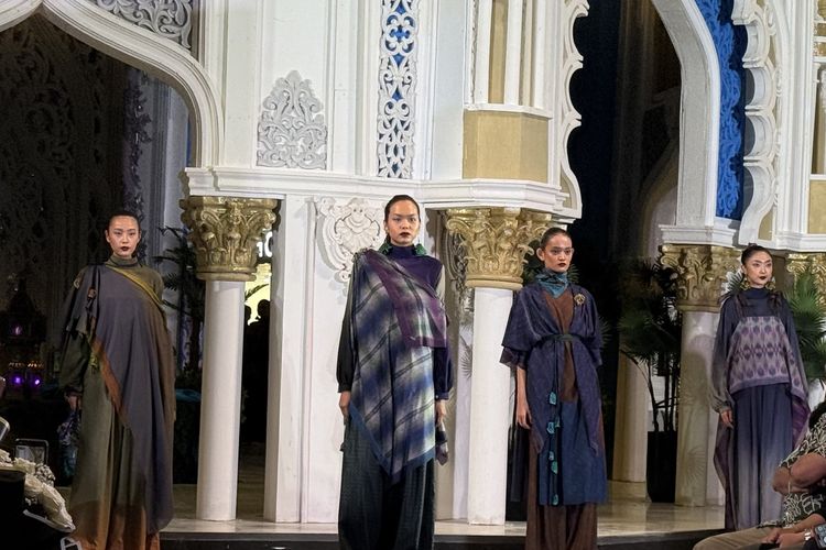 Kurangi Limbah Kain, Deden Siswanto Ubah Scarf Jadi Busana Tanpa Digunting