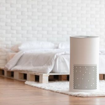 Ilustrasi air purifier di kamar tidur.