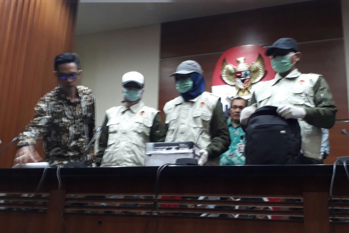 Barang bukti uang suap Gubernur Bengkulu Ridwan Mukti terlihat pada kardus yang ditunjukan KPK saat jumpa pers di gedung KPK, Kuningan, Jakarta. Rabu (21/6/2017)