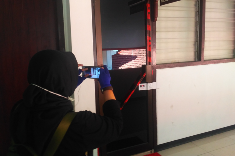 Seorang jurnalis perempuan mengambil gambar ruang kerja Wali Kota Blitar Samanhudi yang disegel KPK, Kamis (7/6/2018).
